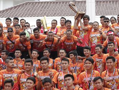 Pemain Persija Jakarta foto bersama di Balai Kota, Jakarta, Sabtu (15/12). Pawai tersebut untuk merayakan keberhasilan Persija meraih gelar Juara Liiga 1 Indonesia. (Bola.com/M Iqbal Ichsan)