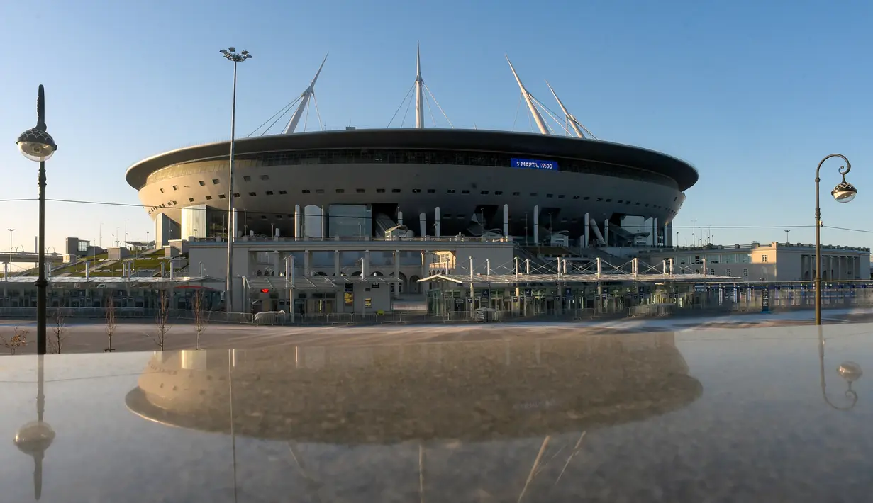 Pemandangan Stadion Saint Petersburg di Rusia, Selasa (4/2/2020). Stadion yang sekilas mirip dengan desain pesawat luar angkasa ini merupakan satu dari 12 stadion tuan rumah Euro 2020. (Olga MALTSEVA/AFP)