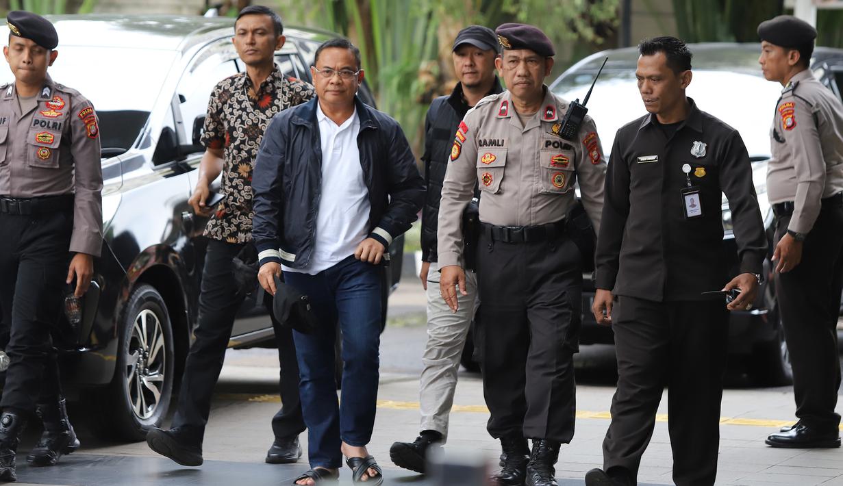 Bupati Pati, Sudewo (ketiga kiri) dikawal petugas setibanya di Gedung Merah Putih Komisi Pemberantasan Korupsi (KPK), Jakarta, Selasa (20/1/2026). Usai tertangkap tangan, Bupati Pati Sudewo digelandang ke Gedung Merah Putih Komisi Pemberantasan Korupsi (KPK), Jakarta. (merdeka.com/Arie Basuki)