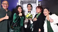 6 Gaya Prilly Latuconsina di Premiere 'Tinggal Meninggal', Kompak Bareng Keluarga Omara Esteghlal