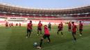 Pemain Timnas Indonesia U-17 melakukan latihan rondo menjelang Piala Dunia U-17 2023 di Stadion Utama Gelora Bung Karno (SUGBK), Senayan, Jakarta, Senin (30/10/2023). (Bola.com/Bagaskara Lazuardi)