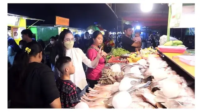 7 Potret Arumi Bachsin Ajak Anak ke Pasar Malam, Santai Beli Jajan hingga Baju