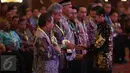 Presiden Jokowi (kanan) ketika memberikan piala anugerah Tim Pengendalian Inflasi Daerah (TPID) pada daerah yang terpilih dalam acara pembukaan Rakornas ke-7 TPID Tahun 2016 di Jakarta, Kamis (4/8). (Liputan6.com/Faizal Fanani)