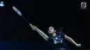 Tunggal putri Indonesia, Gregoria Mariska Tunjung mengembalikan kok ke arah pemain China Taipei, Lee Chia Hsin pada babak pertama Indonesia Open 2018 di Istora Senayan, Jakarta, Selasa (3/7). Gregoria unggul 21-13, 21-7. (Liputan6.com/Helmi Fithriansyah)