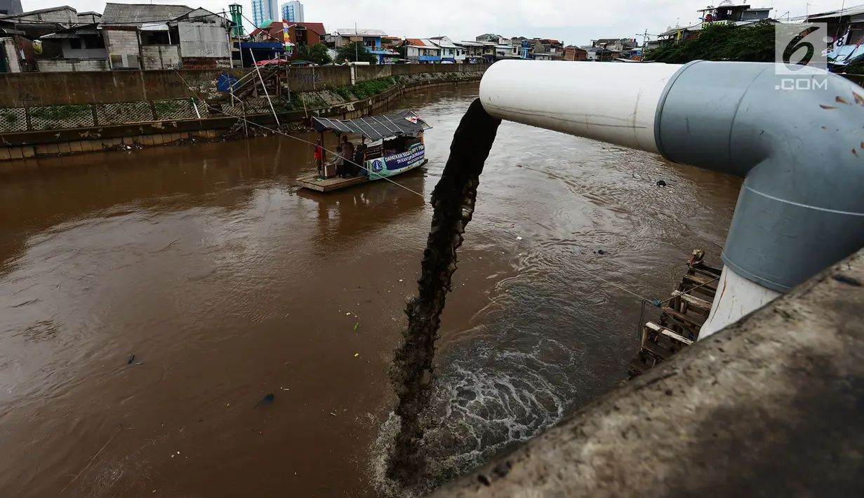Rakit melintasi kali yang berada di kawasan Kampung Pulo, Jakarta, Rabu (23/1). Petugas Sudin Sumber Daya Air (SDA) Jakarta Timur melakukan pengecekan pompa air untuk mengantisipasi banjir dan genangan. (Merdeka.com/Imam Buhori)
