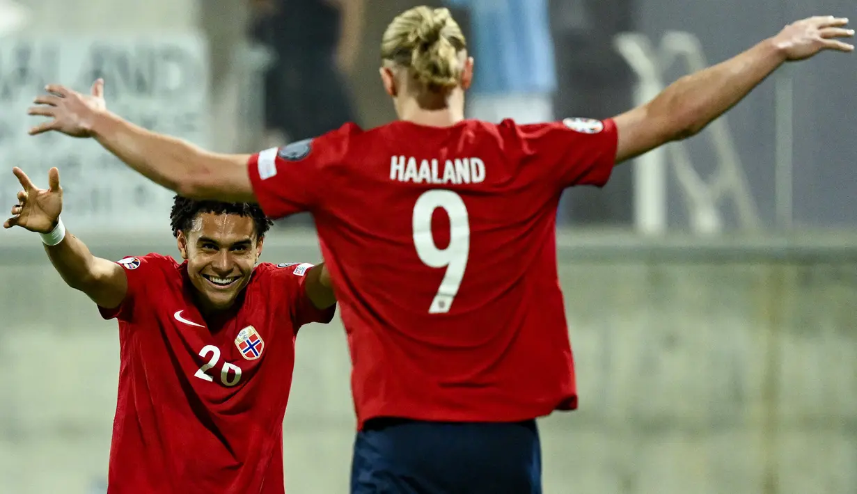 Penyerang Norwegia #09 Erling Braut Haaland (kanan) merayakan gol ke gawang Siprus bersama Antonio Nusa (kiri) yang memberikan assist dalam laga lanjutan Kualifikasi Euro 2024 Grup A di AEK Arena, Larnaca, Jumat (13/10/2023) dini hari WIB. (Jewel SAMAD / AFP)