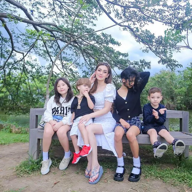 Celine Evangelista bersama anak-anaknya (Instagram/celine_evangelista)