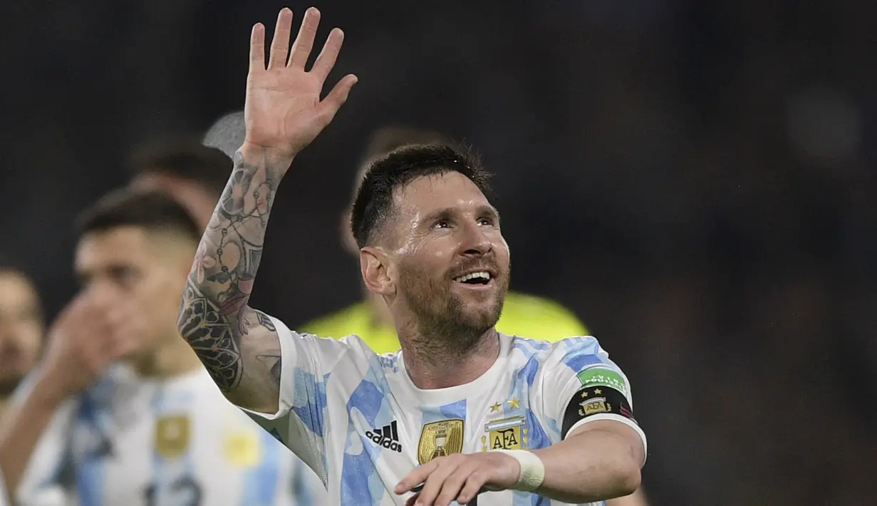 Lionel Messi. Bintang Argentina berusia 34 tahun ini akan memainkan Piala Dunia kelimanya di Qatar nanti. Dari 4 edisi, 2006 hingga 2018 ia total bermain dalam 19 laga dengan torehan 6 gol dan 5 assist. Prestasi terbaiknya pada 2014 membawa Argentina menjadi runner-up. (AFP/Juan Mabromata)