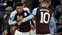 Gelandang Aston Villa asal Argentina #10, Emiliano Buendia (kanan), meninggalkan lapangan setelah digantikan oleh gelandang Aston Villa asal Inggris #19, Jadon Sancho, dalam pertandingan Phase League&nbsp;Liga Europa antara Aston Villa dan Bologna di Villa Park, Birmingham, Inggris tengah, pada 25 September 2025. (JUSTIN TALLIS/AFP)