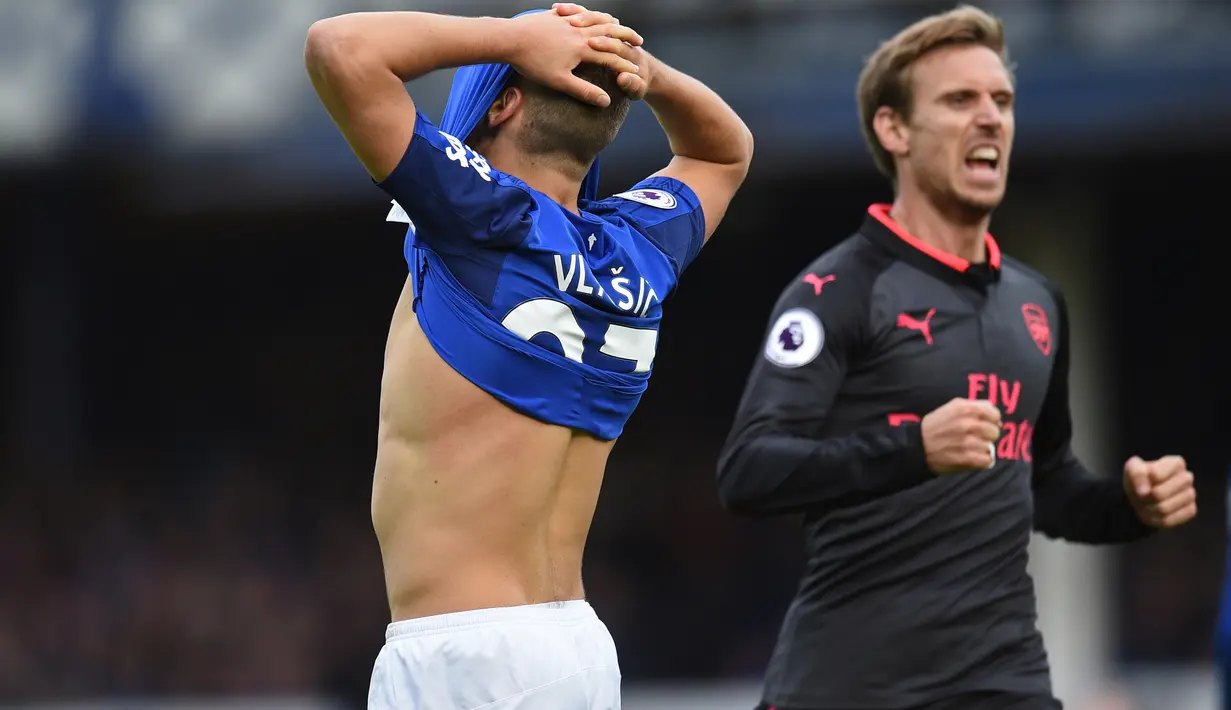 Pemain Everton, Nikola Vlasic menutup wajahnya setelah gawangnya dibobol pemain Arsenal pada laga Premier League pekan ke-9 di Goodison Park, Liverpool, (22/10/2017). Arsenal menang 5-2. (AFP/Oli Scarff)