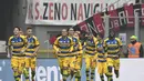 Parma mampu unggul terlebih dahulu usai Inglese mencetak gol ke gawang Milan pada menit ke-49 dalam laga lanjutan giornata ke-14 Serie A yang berlangsung di stadion San Siro, Milan, Minggu (2/12). Parma kalah 1-2. (AFP/Miguel Medina)