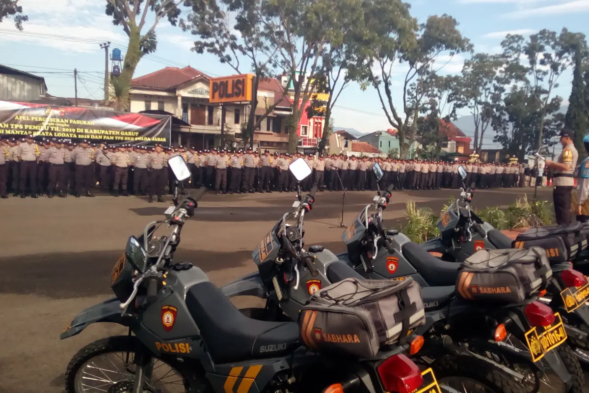 Kapolres Garut AKBP Budi Satria Wiguna, memimpin  ‘Apel Pergeseran Pasukan Dalam Rangka Pengamanan Pemilu Tahun 2019 di Kabupaten Garut, Personil Satgas Operasi Mantap Brata Lodaya 2018 dan PAM TPS BKO Polda Jabar
