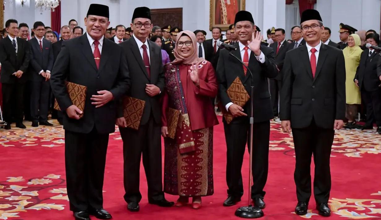 Lima pimpinan KPK periode 2019-2023 berpose usai pelantikan di Istana Negara, Jakarta, Jumat (20/12/2019). Komjen Firli Bahuri ditetapkan sebagai Ketua KPK, Alexander Marwata, Lili Pintauli Siregar, Nurul Ghufron, dan Nawawi Pomolango sebagai wakil Ketua. (Foto: Biro Pers Setpres)