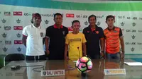 Widodo C Putro (kedua dari kiri) dan Khusaeri (keempat dari kiri) ketika konferensi pers jelang laga Persegres vs Bali United, Minggu (30/7/2017) di Stadion Surajaya, Lamongan. (Bola.com/Fahrizal Arnas)
