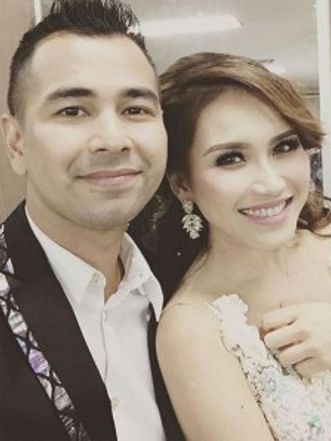 Dalam foto itu, Raffi dan Ayu tampak duduk bersebelahan di bangku pesawat. Keduanya hendak terbang menuju Jakarta dari Kota Surabaya. (Instagram)