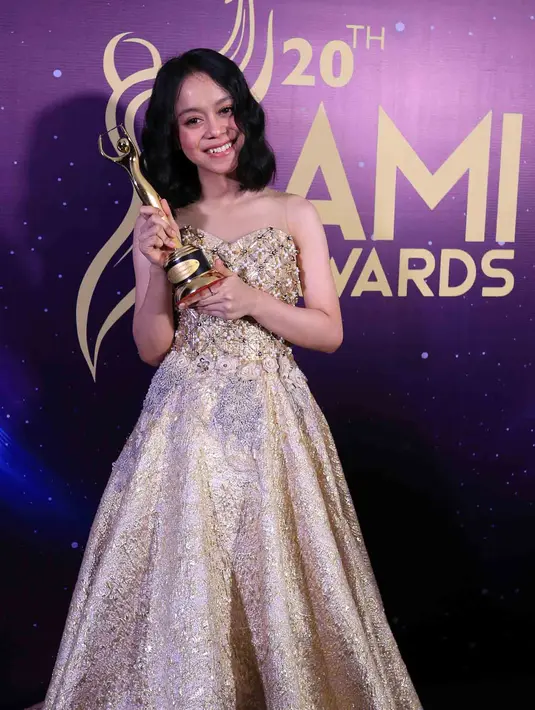 Lesty, penyanyi dangdut yang masih berusia muda namun memiliki suara yang unik ini juga berhasil menang sebagai Artis Solo Wanita Dangdut. Senyuman Lesty begitu mempesona ketika hadir di ajang bergengsi tersebut. (Deki Prayoga/Bintang.com)