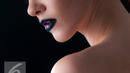Warna ungu memang identik dengan kesan glamor dan elegan. Gunakan warna ini pada bibir Anda dan rasakan sensasinya. Untuk menyempurnakannya, padukan dengan eyeshadow emas atau tembaga. (Liputan6.com/Yudha Gunawan)