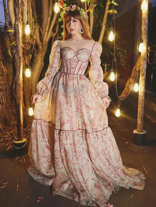 Mengenakan gaun panjang dengan motif bunga-bunga, wanita bernama lengkap Adiezty Fersa Putri Zahari ini terlihat menawan bak putri raja. Penampilannya kali ini pun didukung dengan aksesoris flower crown yang membuatnya terlihat makin sempurna. (Liputan6.com/IG/adieztyfersa)