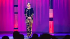 Pencapaian Prilly Latuconsina di dunia perfilman Tanah Air selalu bikin bangga. Ditunjuk sebagai Ketua Pelaksana FFI 2024, Prilly Latuconsina tampil memakai baju adat Jawa berbahan beludru dipadukan dengan kain batik warna cokelat. Rambut yang disanggul semakin pancarkan pesona Prilly. 15 tahun berkarier di industri hiburan, Prilly tentunya tak menyangka ada di titik ini. (Liputan6.com/IG/@prillylatuconsina96)