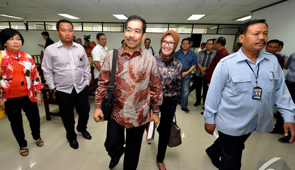 Romi Herton dan Istrinya Masyitoh tersenyum usai saat menjalani sidang lanjutan di Pengadilan Tipikor, Jakarta, Kamis (4/12/2014). (Liputan6.com/Miftahul Hayat)