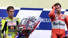 Valentino Rossi saat masih muda dan kalahkan Max Biaggi (AFP)