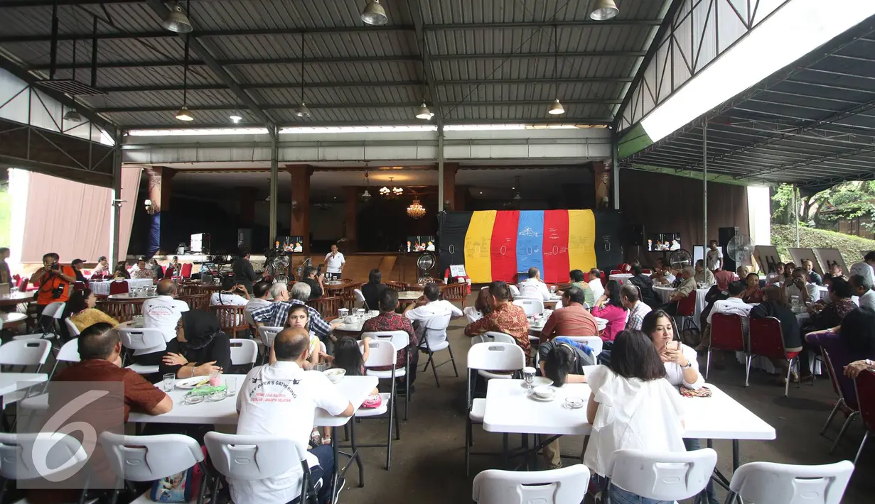 Suasana acara Sky Diver's Gathering di Jakarta, Jumat (22/7). Acara tersebut diadakan dalam rangka menjaga tali silaturahim antarpenerjun payung serta membahas regenerasi. (Liputan6.com/Immanuel Antonius)