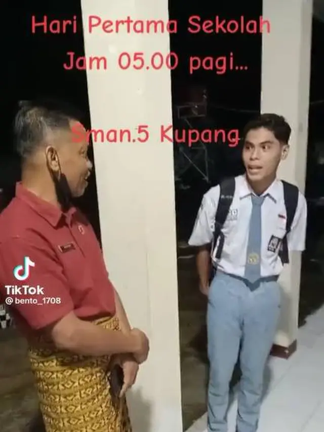 Masih Gelap Gulita, Ini 7 Potret Guru dan Murid di NTT yang Masuk Sekolah Jam 5 Pagi