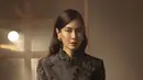 Di momen Hari Kebaya Nasional, Dian Sastrowardoyo umumkan koleksi kebayanya bersama Wilsen Willim. Ia kenalan cropped kebaya Janggan dengan cloud cut di bagian bawah dan motif bunga [@therealdisastr]