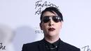 Penyanyi, Marilyn Manson berpose saat menghidiri di Fashion Awards 2016 di London, Inggris (5/12). Mantan pacar Evan Rachel Wood tersebut tampil Fashionable dengan Jas dan kacamata hitam dengan gigi dan cincin ditangannya. (REUTERS/Neil Balai)