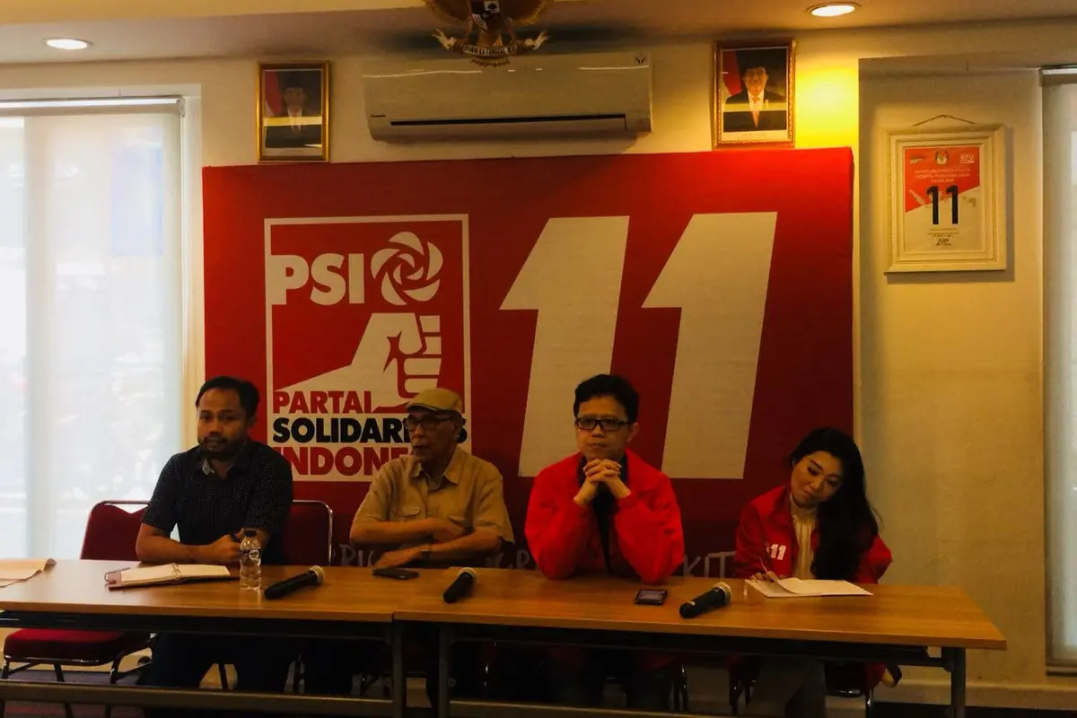 Aktivis ICW membedah penyebab korupsi berjamaah. (Merdeka.com/Titin Supriyatin)