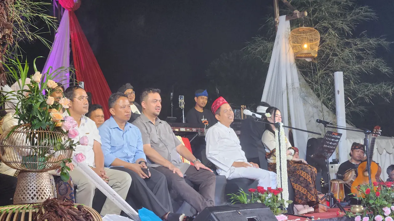 Calon Gubernur Jawa Barat, Dedi Mulyadi saat menyapa warga di lapangan Banjaran Pucung, Tapos, Depok.