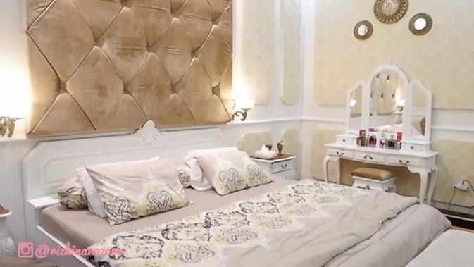 Potret rumah aktor tampan Rizky Nazar yang didominasi warna coklat hingga lukisan yang curi perhatian. (Sumber: YouTube/Rizkina Nazar)