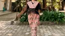 Fuji tampil memesona mengenakan baju adat khas lombok, dengan atasan hitam dipadukan selendang dan bawahan kain pink bermotif etnik. Ia juga mengenakan ikat kepala kain di atas rambut panjang terurai.  [@fuji_an]