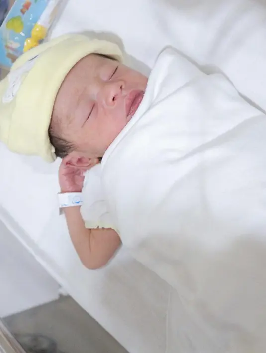 Bayi berjenis kelamin laki-laki itu lahir melalui proses normal dengan berat 2,7 kg dan panjang 49 centimeter. Proses kelahiran berjalan lancar di Rumah Sakit Ibu dan Anak, Asih di Jakarta Selatan.  (Instagram/@melodyprima)