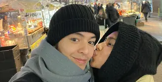 Angga dan Shenina memilih Korea Selatan menjadi tempat bulan madu mereka. Kedua pasutri baru ini tampak menggemaskan melihat dari foto-foto yang dibagikan Angga. Tampak keduanya tampil dengan busana musim dingin mereka. [@angga]