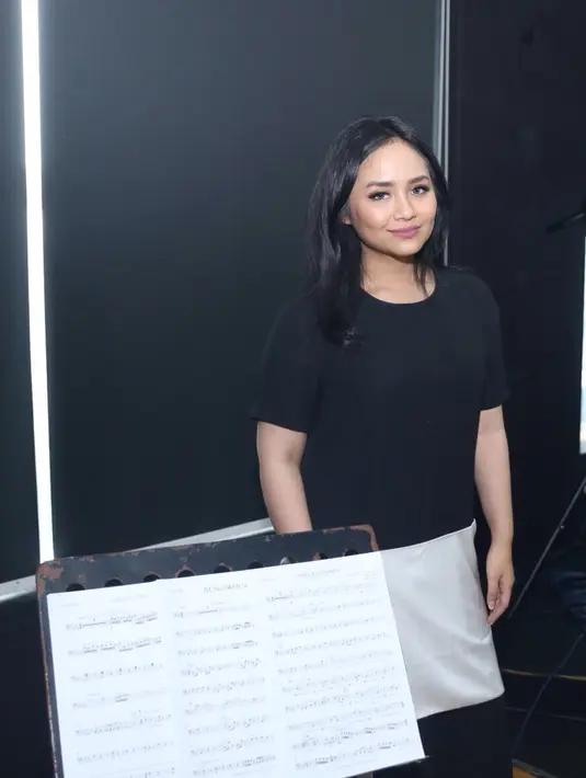 Itu semua berkat kemauannya sendiri. Bahkan menurut ayahnya, perempuan 22 tahun ini mempunyai referensi yang bagus-bagus. (Andy Masela/Bintang.com)