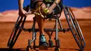 Atlet para tenis Prancis Pauline Deroulede bersiap untuk melakukan servis pada turnamen tenis kursi roda French Riviera Open edisi ke-4 di Biot, 28 September 2020. Pauline Deroulede menjadi calon Prancis pada tenis kursi roda dalam waktu kurang dari dua tahun. (FRANCK FIFE/AFP)