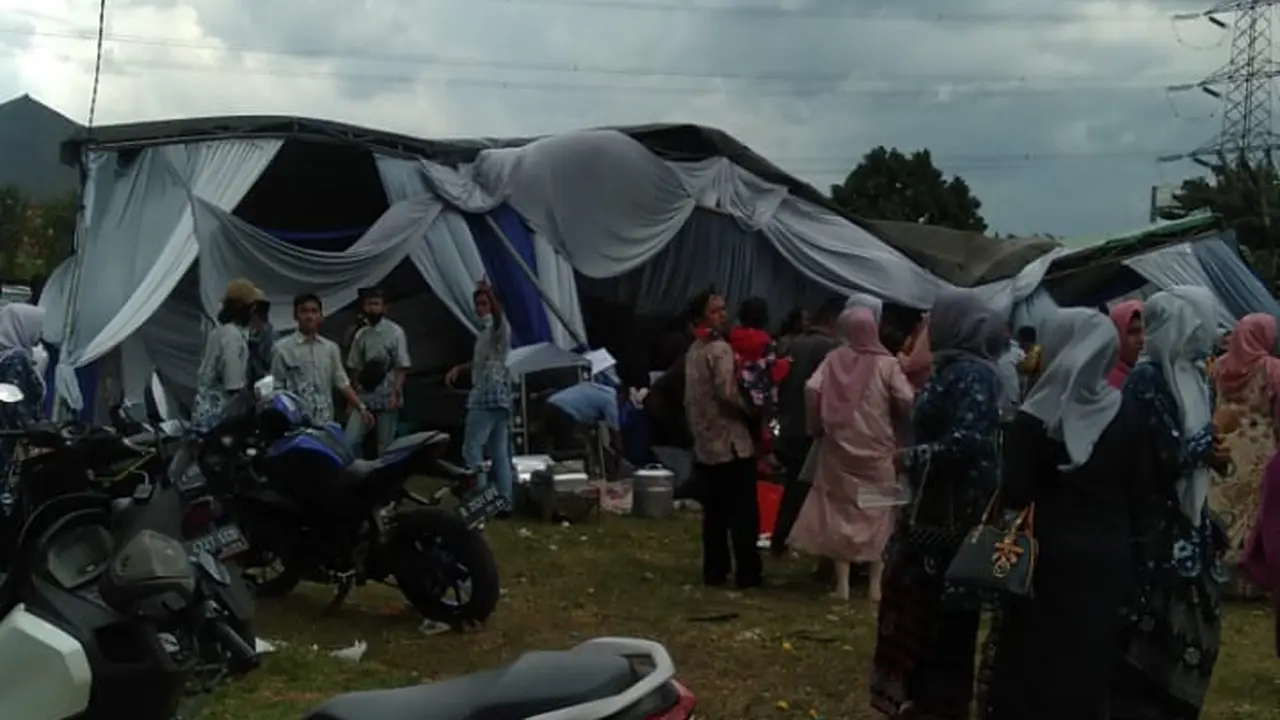 Tenda pernikahan di Depok rusak diterpa angin puting beliung