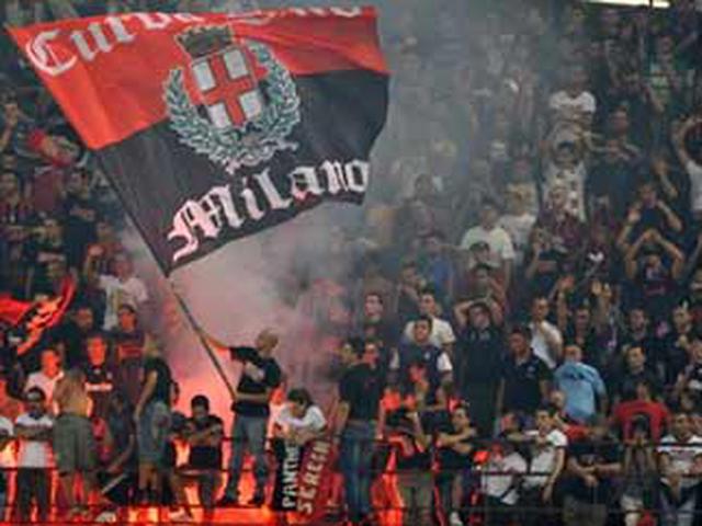 Pendukung Ac Milan Ditusuk Saat Berebut Jersey Dengan Sesama Milanisti Bola Liputan6 Com