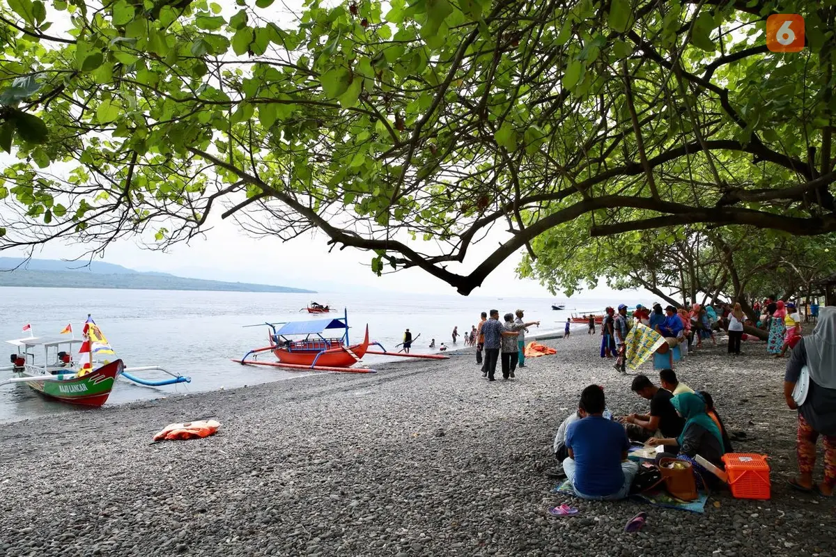 Para wisatawan menikmati indahnya pemandangan laut selat Bali di destinasi wisata Grand Watudodol Banyuwangi (Hermawan Arifianto/Liputan6.com)