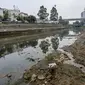 Suasana sungai ciliwung yang mengering di kawasan MT Haryono, Jakarta, Kamis (27/7/2023). (Liputan6.com/Faizal Fanani)