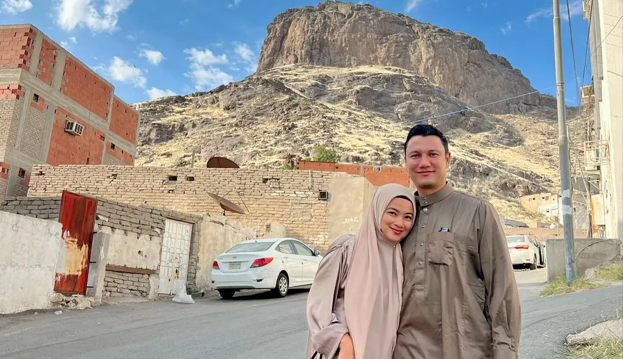 Gamis berbahan satin warna mocca bisa bikin penampilan terlihat elegan. Padukan dengan khimar warna lebih muda. [@titi_kamall]