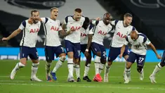Para pemain Tottenham Hotspur merayakan akhir pertandingan babak keempat Piala Liga Inggris usai menghadapi Chelsea di Stadion Tottenham Hotspur, London, Rabu (30/9) dini hari WIB. Tottenham melangkah ke perempat final setelah menang adu penalti atas Chelsea 5-4. (Matt Dunham/Pool via AP)