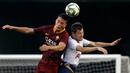 Gelandang AS Roma, Patrik Schick berebut bola udara dengan bek Tottenham Benjamin Davies saat bertanding pada pertandingan International Champions Cup di San Diego (25/7). Tottenham menang telak 4-1 atas Roma. (AP Photo/Gregory Bull)