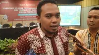 Anggota KPU Banyuwangi Dian Purnawan saat memberikan keterngan Perss terhadap awak media (Hermawan Arifianto/Liputan6.com)