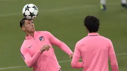 Striker Atletico Madrid, Fernando Torres, mengontrol bola dengan kepala saat mengikuti sesi latihan jelang laga Liga Champions di Stadion Olympic, Roma, Senin (11/9/2017). Atletico Madrid akan berhadapan dengan AS Roma. (AFP/Tiziana Fabi)