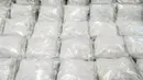 Barang bukti berupa kristal metamfetamin atau sabu selama konferensi pers di Kantor Pusat Bea Cukai Hong Kong, Selasa (17/12/2019). Narkoba yang diperkirakan senilai hampir USD 10 juta (sekitar Rp140 miliar) itu merupakan kasus perdagangan metamfetamin terbesar sejak 2010. (ANTHONY WALLACE / AFP)