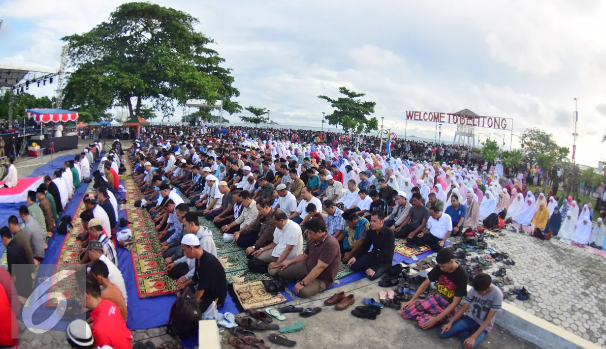 Warga melakukan salat gerhana matahari di Pantai Tanjung Kelayang, Tanjung Pandan,  Belitung, Rabu,  (9/4/ 2016). Salat gerhana tersebut diadakan sebagai ungkapan syukur atas kuasa Allah SWT. (Liputan6.com/Gholib)