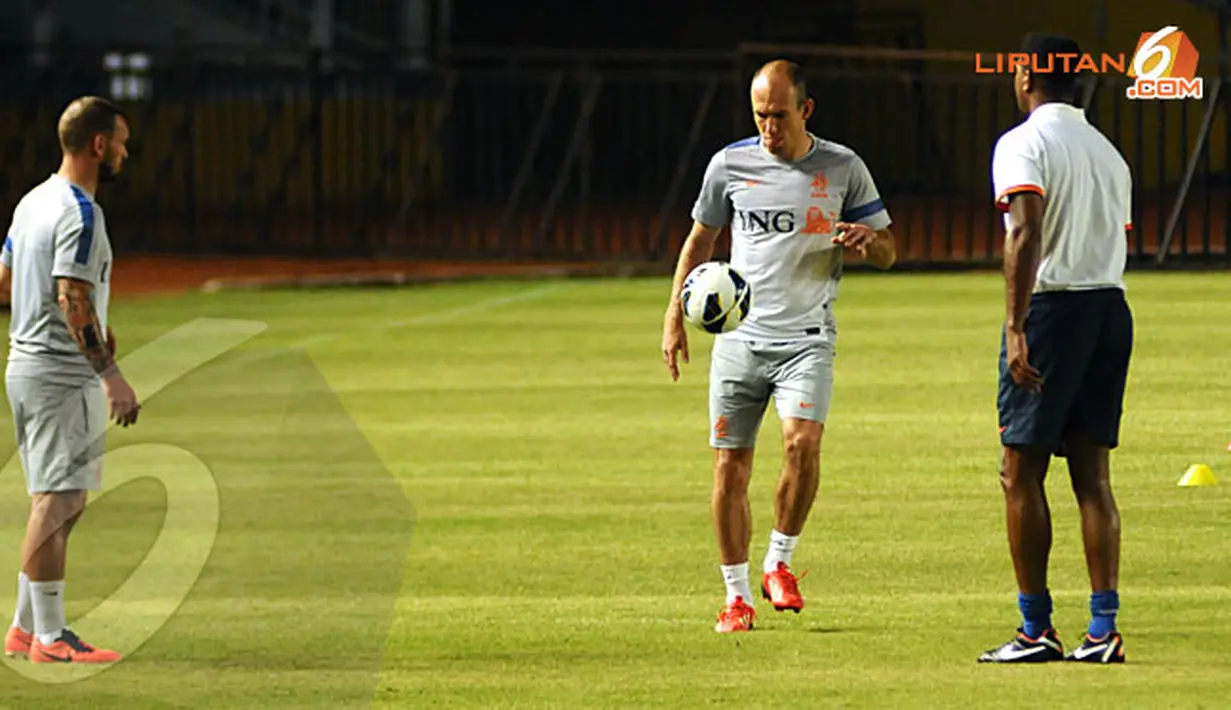 Arjen Robben (tengah) sedikit memamerkan keterampilan dribbling saat sesi latihan di Stadion Gelora Bung Karno (Liputan6.com/Helmi Fithriansyah)