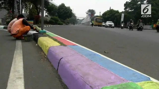 Pembatas jalan yang sempat viral karena dicat warna-warni di Jakarta kini kembali berubah menjadi hitam putih. Diduga, Pemprov mengecat kembali karena warna-warni catnya menjad kontroversi.